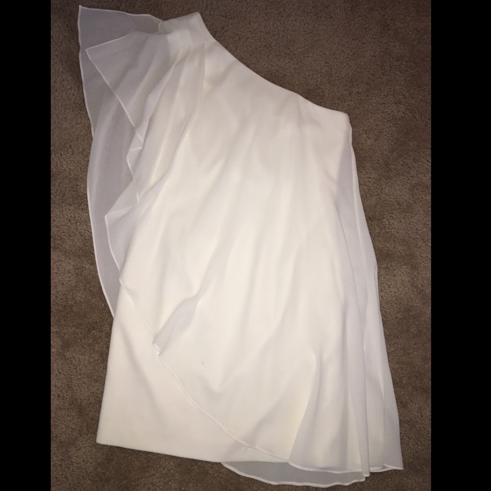 White of the shoulder white dress